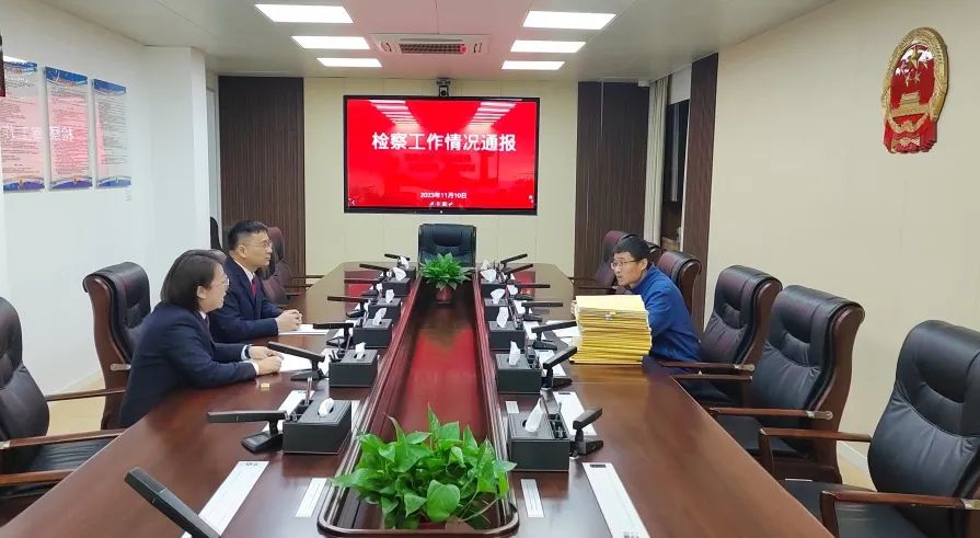认真倾听意见，诚恳接受监督，向人民监督员通报检察工作情况