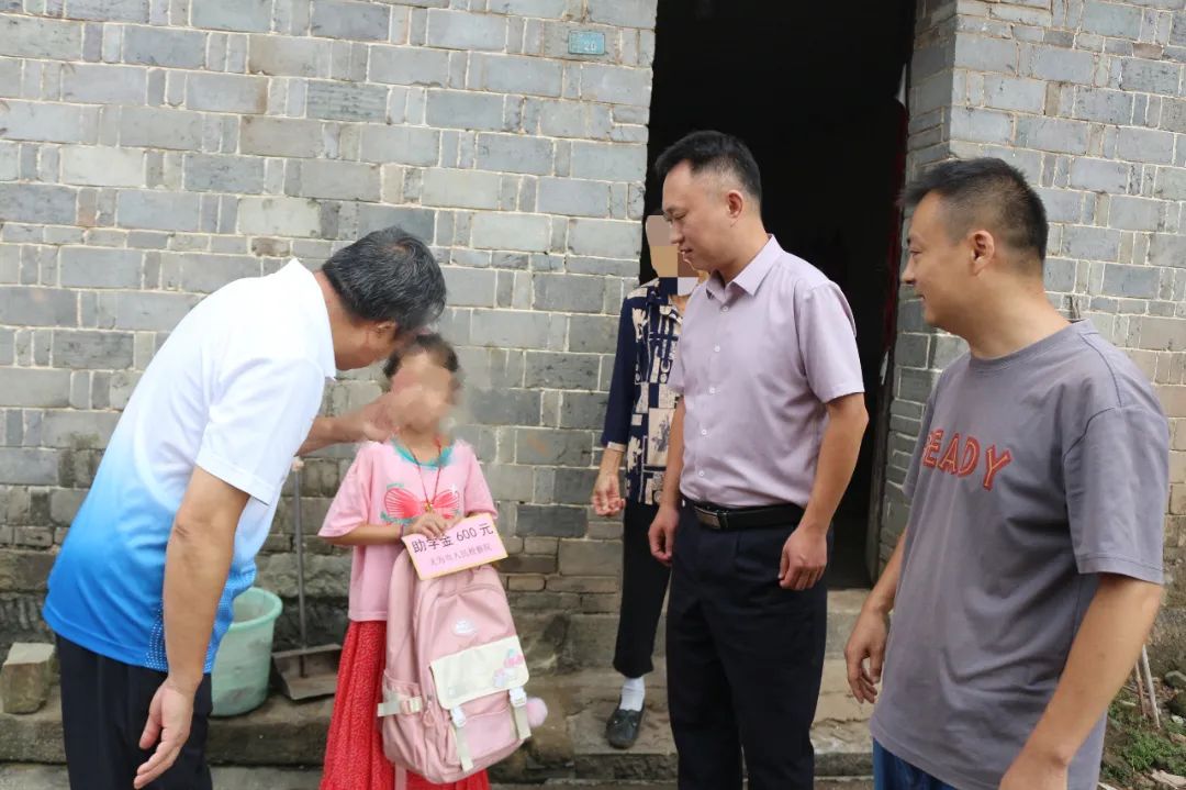 山水自有人情在 爱心助力校园梦——无为市检察院赴选派村开展爱心助学活动