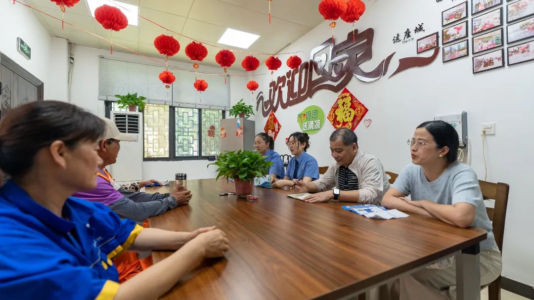 【民法典宣传周】检工联动送法 “典”亮劳动之美—无为市人民检察院联合无为市总工会开展民法典宣传进环卫活动