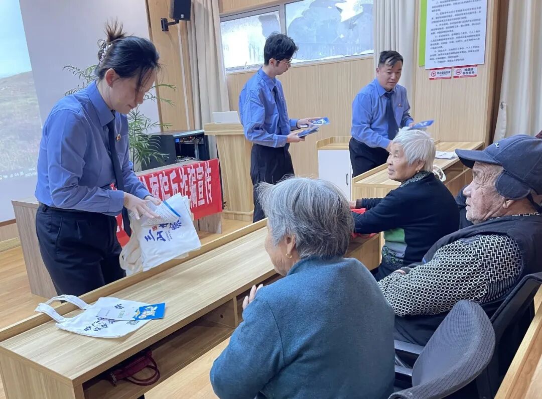 筑牢反诈防线 守护幸福晚年——三山经开区检察院开展“敬老月”反电诈宣传活动